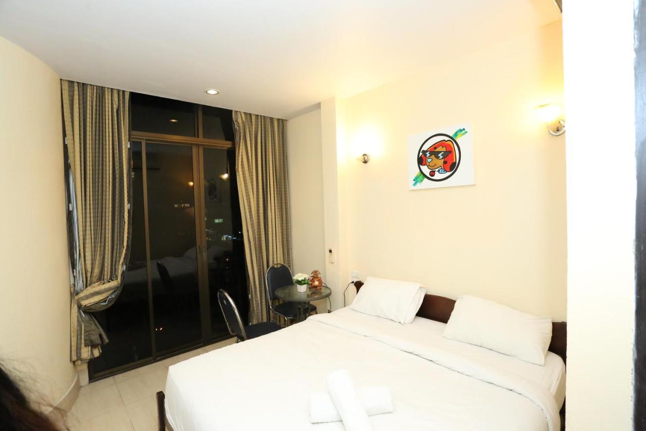 Zodiac Hotel Patong Bagian luar foto